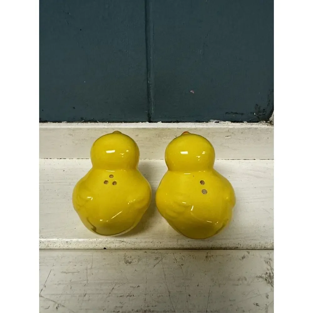 Chicky Chick Salt Pepper Shakers Kitsch Yellow Kitchen 2 1/2